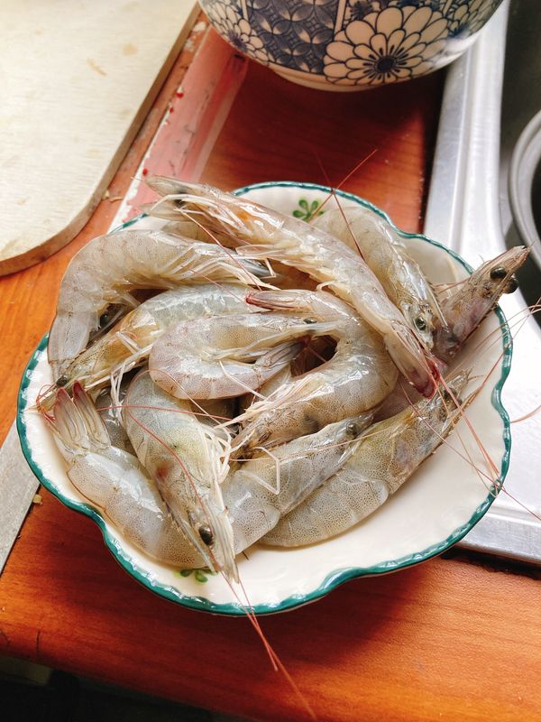 #蒜蓉蝦做法
材料  蝦子  酒 味林 黑醋 蒜頭  蔥 香油 蠔油
蝦子備料:
1.先用鹽巴+水 洗一下蝦子 避免蝦子有腥味 (圖1)