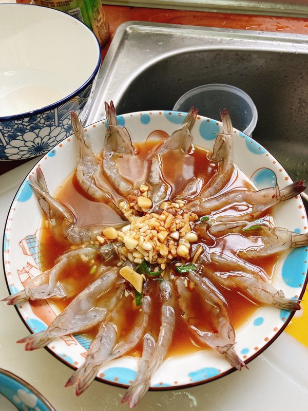 3.準備好調味料  酒2大匙  蠔油 4 湯匙  香油 2湯匙  味霖 1大匙 黑醋 一匙 不需要加入 任何糖 還有要把蒜頭切成蒜末 (或者蒜泥) 攪拌之後 先放在旁邊