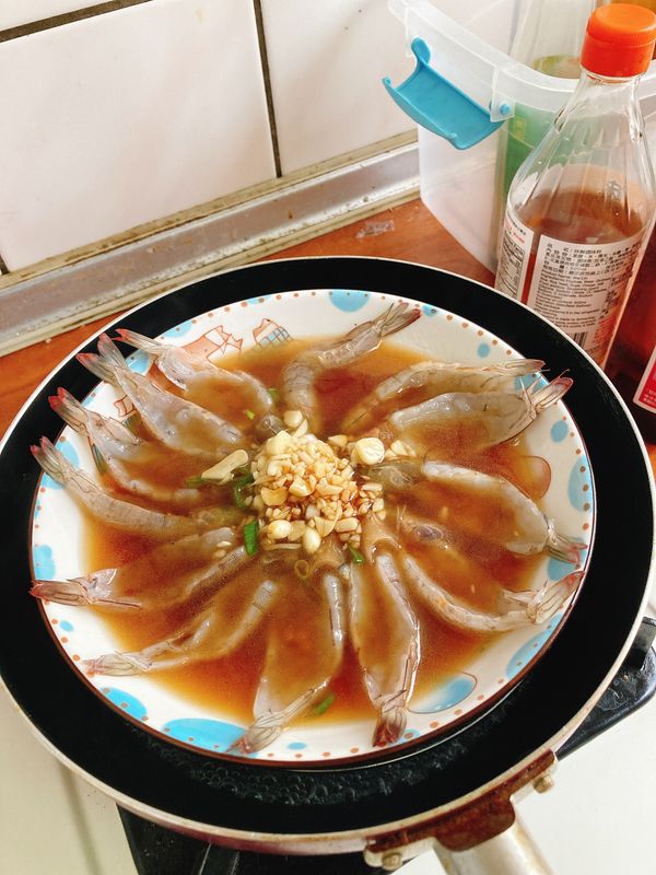 4.  如果有想吃河粉或者冬粉  要泡開  先下鍋蒸熟3 分鐘  蒸熟之後  再把蝦子 放在上面 先蒸50秒 ~1分鐘  再把醬料淋上去  再蒸80秒~2分鐘 (我用的陶瓷盤 所以 在蒸的時候 導熱不太夠 所以我大概看到蝦子變色 才把算熟 注意時間不要讓蝦子太老)