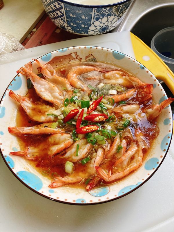 5. 蝦子取出之後 撒上蔥花
6. 用兩匙橄欖油 兩匙香油 炒熱  +點辣椒   
7.直接淋上 大功告成