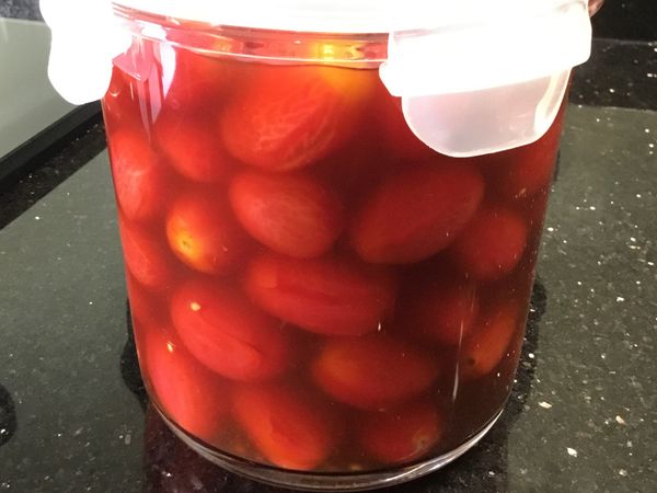 在處理蕃茄之前，可事先準備蜜梅汁：煮沸水將梅子放入水中煮，煮大約5分鐘之後，再放入砂糖煮至溶解，放置到一旁讓梅汁放涼，再放入適量的檸檬汁以及蜂蜜，可以自己調製喜歡的酸甜度，接著就把處理好的小蕃茄全部放入醃汁當中，放入冰箱約1～2天就可入味。