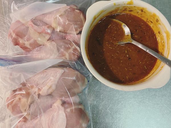 將醃肉醬料全部混合，醃四小時以上或至隔夜