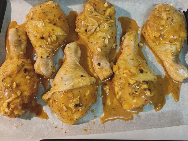 將玉米筍和牛番茄切塊放置備用。
另將醃好的雞腿平放於烤盤上，
以200烤45分鐘，
並每15分鐘將雞腿上下翻面，
及將烤盤位置左右調換，
可讓雞腿平均受熱。