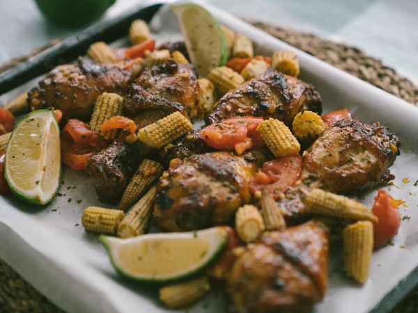 待棒棒腿烤至八分熟時
（實際烤的時間要看雞肉的厚度喔）
放入步驟2的玉米筍及牛番茄烤至全熟
最後起鍋再灑上巴西里葉和擠點檸檬汁就完成了☺️