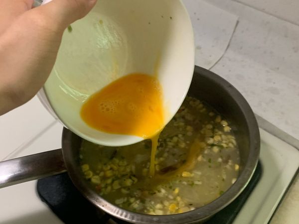 煮滾之後加入蛋液（順時鐘）攪拌均勻，等待煮滾