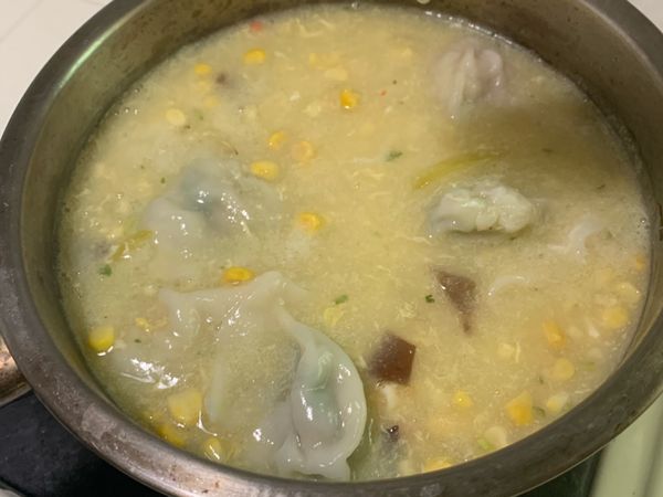 假如剛才煮熟的水餃🥟 再等他煮滾😄
撒上一些蔥花