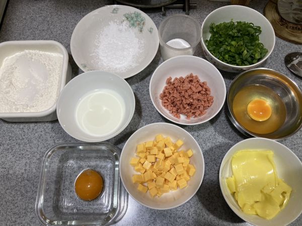 我習慣先把所有食材準備好，事先將奶油放室溫軟化，再準備切蔥花、火腿丁及起司丁（起司片三片疊在一起後切成丁狀，變成起司丁）