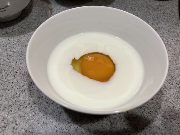 將牛奶和雞蛋１顆先進行混和打散後，再加到前步驟的麵粉中，搓揉成麵糰