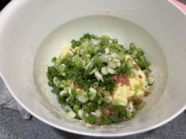 接著放入蔥、火腿丁和起司丁，揉捏混和成最後的麵團