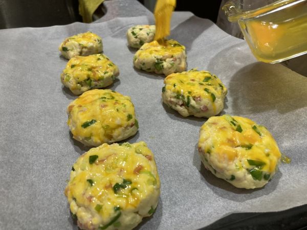 最後的２公分麵皮，切成８等分，再稍微整形成圓形即可放上鋪有烘焙紙的烤盤，並在上方塗上一層蛋黃液