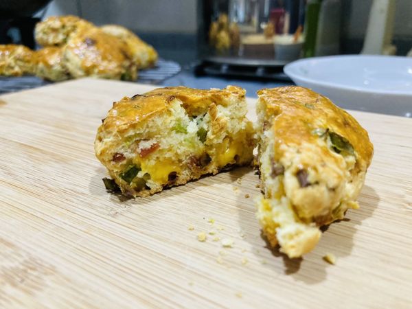 切開剖面可以看到滿滿的料，這款司康即使放涼，隔天享用都很美味～