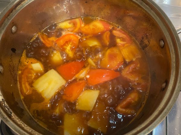 番茄有點出汁、馬鈴薯有點表面透明即可加入一碗碗公的水，我這邊用400cc，大家可以視情況加不影響（因為等等燉15分鐘可以收汁用），

並加入糖、鹽、醬油、番茄醬（+番茄醬是為了多一個層次，注重健康者可不+）調味，可自己試一下味道，並到入鍋中小火燉。

Ps我自己是隔壁爐台燉，主台可以煮牛肉。