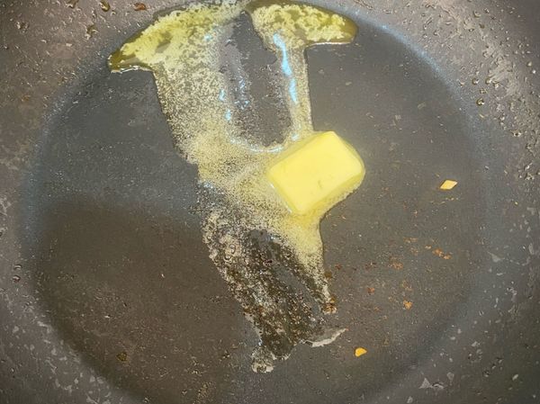 平底鍋不用洗，直接加入無鹽奶油溶化熱鍋。