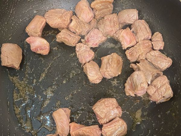 牛肋條加入翻炒一下，這邊可+一點米酒去腥，翻炒有奶香即可倒入隔壁鍋中一起燉。
Ps.沒有米酒的話看看家裡有沒有其他酒類，一樣都可以去腥～不要➕也是可以的！