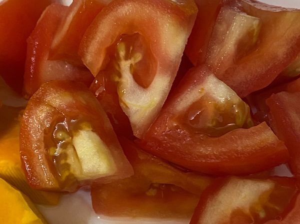 先將番茄、洋蔥、馬鈴薯切好，形狀自己決定，薑切條、蒜頭切末。