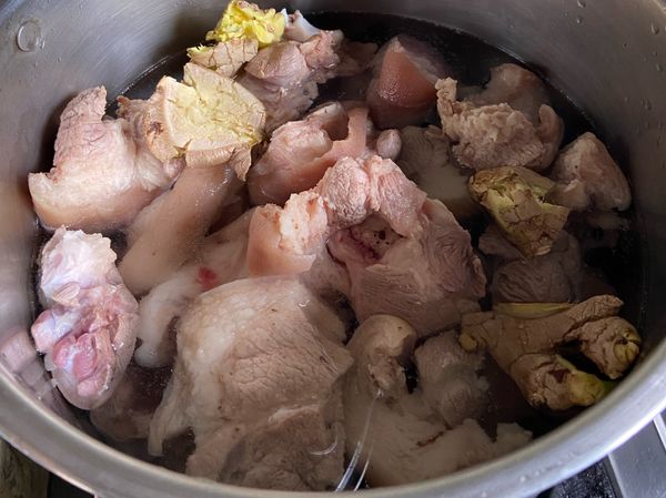 豬腳清水洗乾淨，過水撈起來，冷水沖過。
放入鍋內，加入薑，米酒，豬腳，加水不超過豬腳（如圖）