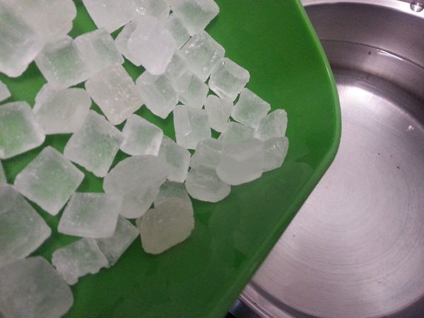 冰糖加入水裡煮溶解後加入蜜瓜泥及淡奶，西谷米再次倒入煮滾熄火。