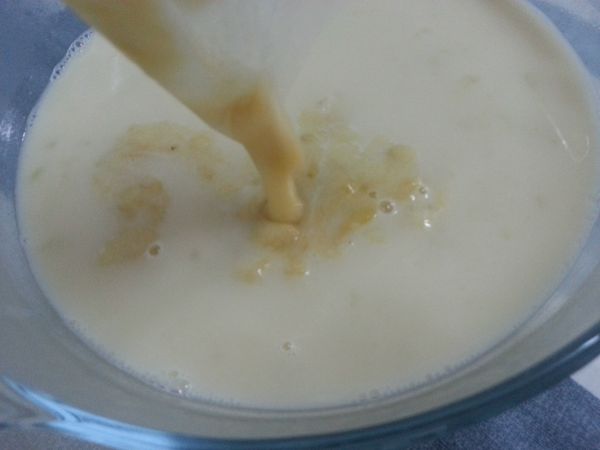 待稍凉後加入香蕉泥拌一拌。
