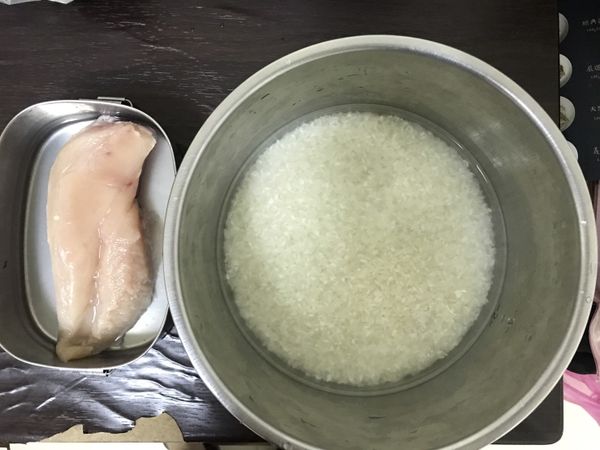 雞胸肉倒入半淹的水與少許的米酒，與米飯一起放入電鍋蒸，外鍋１杯水。