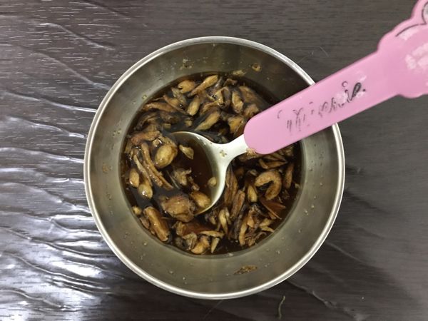 等待蒸熟雞胸肉時間調醬汁，２大匙的醬油膏、１大匙的水、１大匙的油蔥酥，攪勻～～