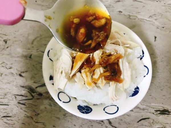 熱騰騰的白飯，鋪上雞絲，淋上調好的醬汁，簡易版的雞肉飯完成囉～～