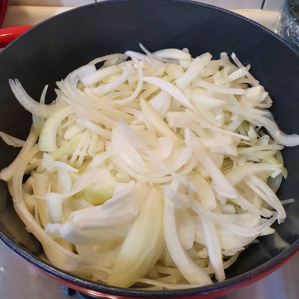 取一湯鍋加兩匙油把全部的洋蔥倒進去炒, 這裡要花比較多時間炒到洋蔥變咖啡色