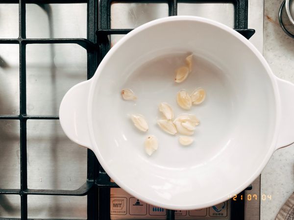 冷鍋下油蒜片炒至香味出來