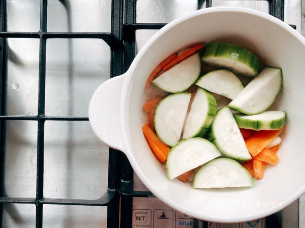 下絲瓜後加一點水稍微蓋住食材即可