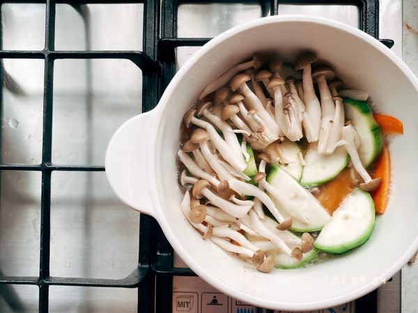 絲瓜炒軟後下鴻禧菇
再加一次水
水量稍微蓋住食材即可

蓋上鍋蓋燜煮