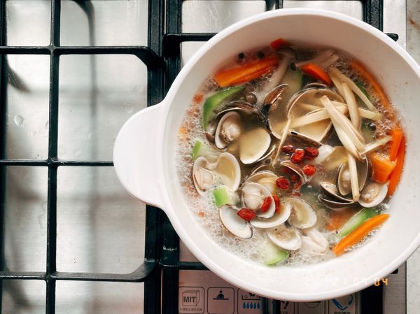 將蛤蜊及蛤蜊湯（非常營養蛤仔精）
加入原本燜煮絲瓜湯的鍋裡
加上薑絲及枸杞後少許的鹽巴
在燜煮2分鐘
清爽健康的時蔬絲瓜蛤蜊就可上桌啦