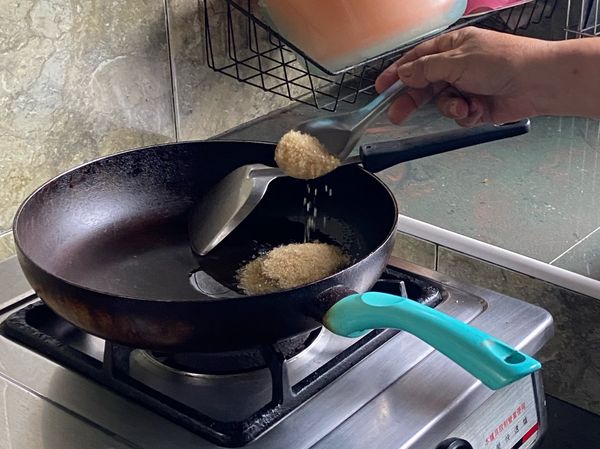 另炒鍋放入些許的油，加入1.5湯匙砂糖