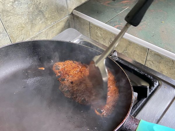 起泡，變成焦糖，會有煙不要緊張，馬上離鍋，放入豬腳那一鍋裡面