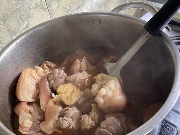 焦糖放下去，湯頭會有咖啡色，增添色澤，煮好豬腳會亮亮的