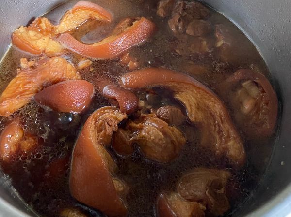 中火滾後，轉成小火，煮到筷子可以很輕易插入豬腳皮就可以了喔！