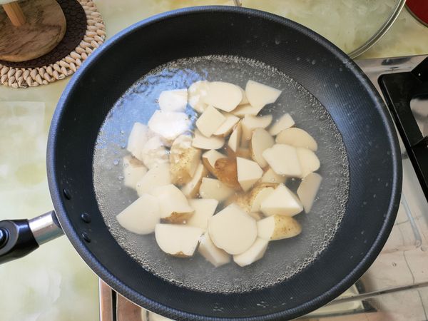 馬鈴薯外皮刷洗乾淨切滾刀，起一鍋熱水川燙馬鈴薯大約10分鐘