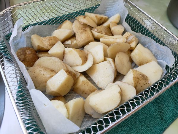 氣炸鍋預熱200度，燙好的馬鈴薯用冷水先沖掉表面澱粉瀝乾，加入調味料後攪拌均勻，鋪平烤盤進氣炸鍋200度10分鐘，拿掉烘焙紙跟翻面後再炸10分鐘就完成囉！