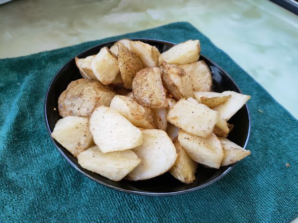 馬鈴薯需要油跟蛋白質的調味才不會吃起來太無聊，因此我加入雞粉！也可以起油鍋煎一些培根碎，用培根油替代橄欖油，那就可以省掉雞粉，味道一樣會變得豐富有層次喔！