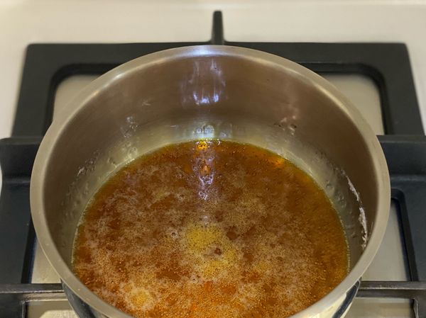 變色呈焦糖色後泡泡會慢慢變小
此時可關火準備加入熱水