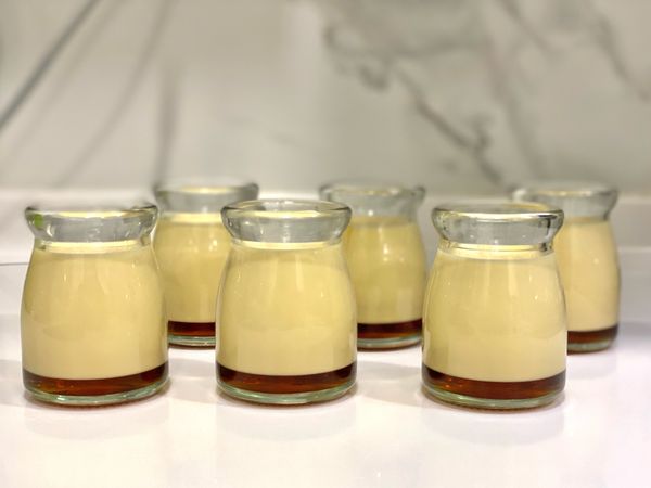 將布丁杯於冷藏拿出開始裝入布丁餡
倒入布丁餡可先從側邊下去避免直接倒入可能導致焦糖散開失去漸層感，可使用湯匙輔助