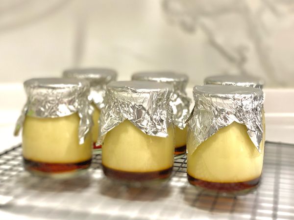 鋁箔紙包裹好後放入電鍋，電鍋內加一杯水即可，鍋蓋邊放一隻筷子讓水蒸氣可以透出來，布丁蒸出來會更光滑