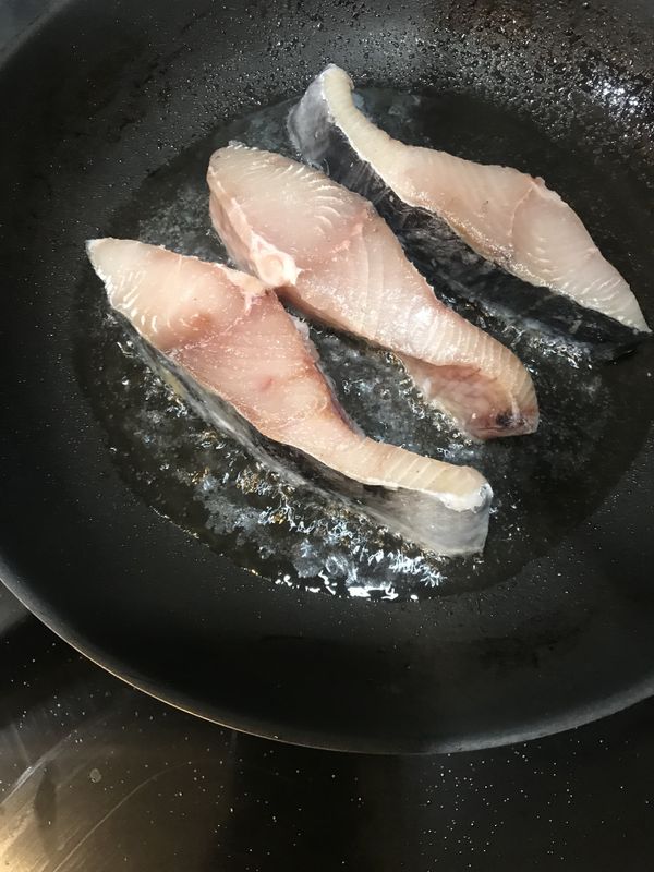 魚煎熟。
