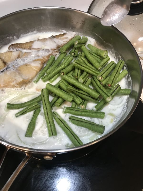 加入椰奶、洋蔥、薑。