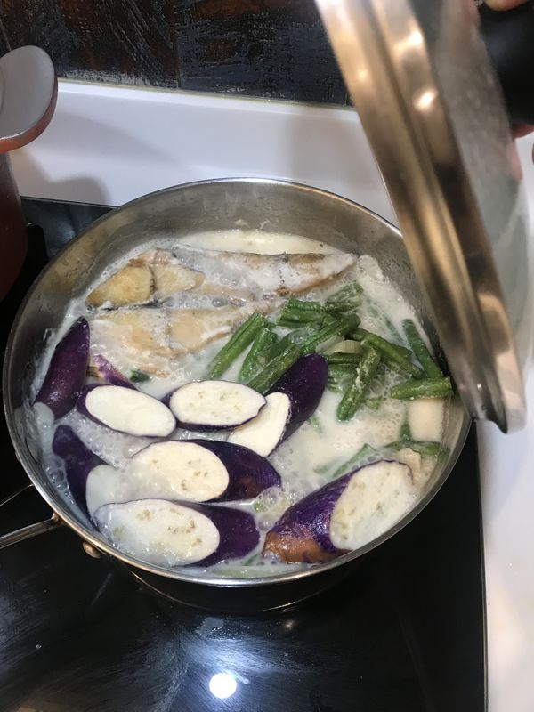 加入茄子。攪拌加蓋，收汁。