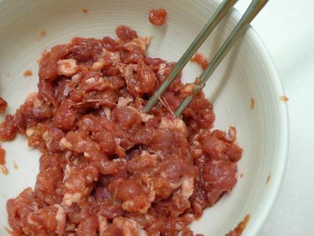 絞肉加少許鹽，用筷子以畫圓方式攪拌至出筋(可省) ，馬鈴薯切丁