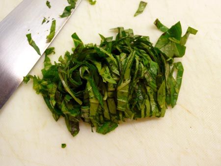 九層塔一片片疊好捲起切絲