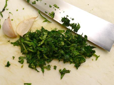 再將九層塔絲切碎，大蒜絞成泥