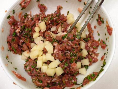 肉餡混和調味料、馬鈴薯丁、碎九層塔&amp;蒜泥