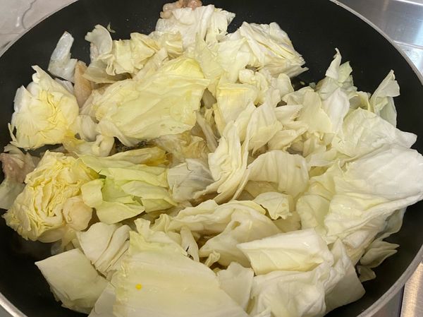 1.加點油
2.加入蒜末爆香
3.加肉片炒一下後
4.加入醬油增加香氣
5.倒入100cc水
6.加入高麗菜炒一下
7.加鹽
8.蓋鍋蓋小火悶煮5分鐘