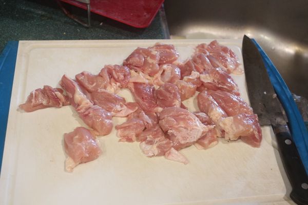 雞腿肉切一口入的合適大小。