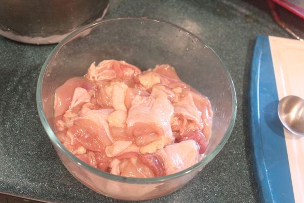 加入1大匙醬油，1大匙酒、1小匙糖，抓一抓，讓雞肉吸入醃汁。